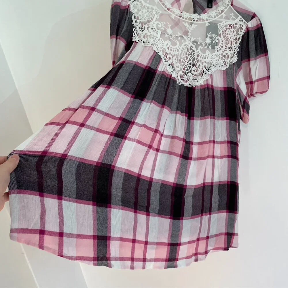 NEW NWT TORRID sz 0 Plus Size Crinkle Gauze Crochet Detail Top Pink Berry Plaid